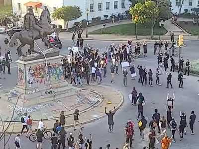Rioters in Richmond Tie Ropes Around Confederate Statue As Police Approach