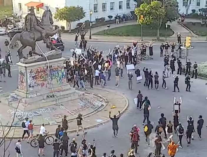 Rioters in Richmond Tie Ropes Around Confederate Statue As Police Approach